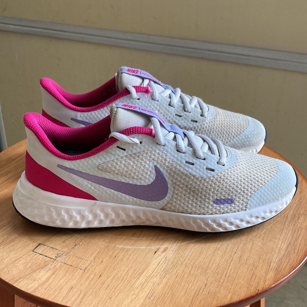 Nike Revolution Girls Sz 4.5Y